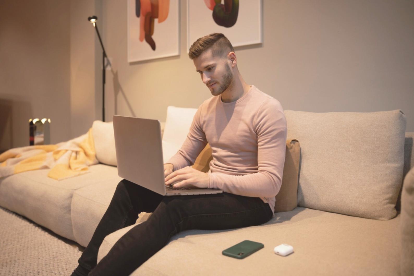 Vue du quartier d'affaires de Montigny-le-Bretonneux avec ses bâtiments modernes et espaces verts
